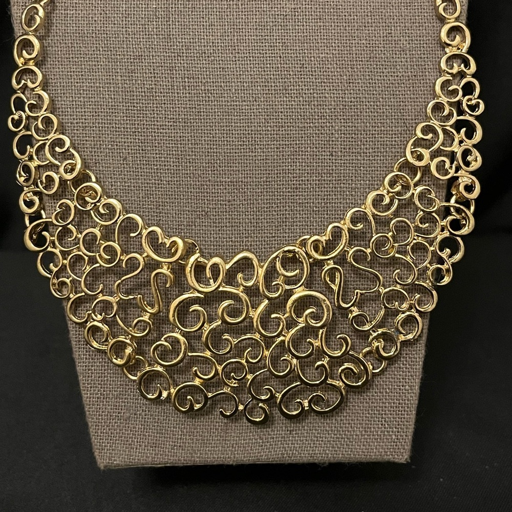 Elegant Gold Filigree Necklace
